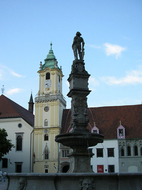 96 Bratislava,  Hlavní náměstí, Stará radnice a Maxmiliánova fontána, 06.07.11